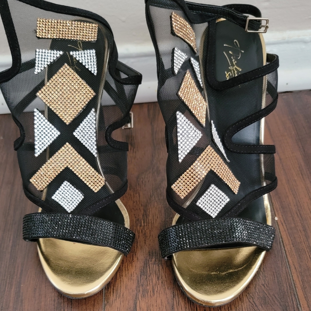 Cute black shoes with gold and sliver in it. Only worn it once